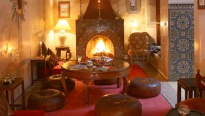Un interior acogedor con chimenea, vigas de madera y decoración tradicional.