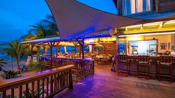供應早餐、午餐、晚餐;美國菜;海灘景