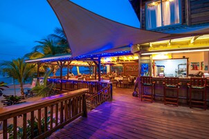 Reggeli, ebéd és vacsora, amerikai ételek, kilátás a partra 