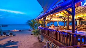 Melayani sarapan, makan siang, makan malam; dengan pemandangan pantai