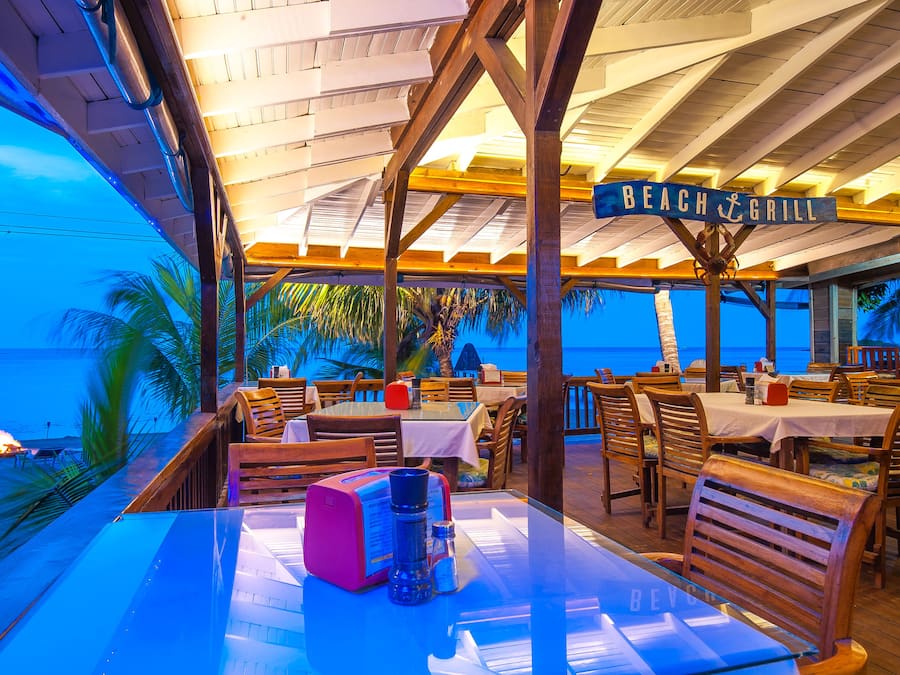 Frokost og lunsj serveres, amerikanske retter, utsikt mot stranden