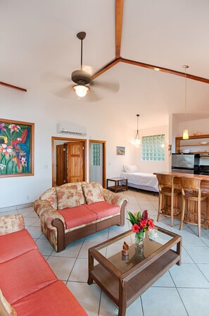 Condo família, várias camas, cozinha, vista para o oceano | Área de estar | TV de tela plana 32 polegadas com canais a cabo, TV