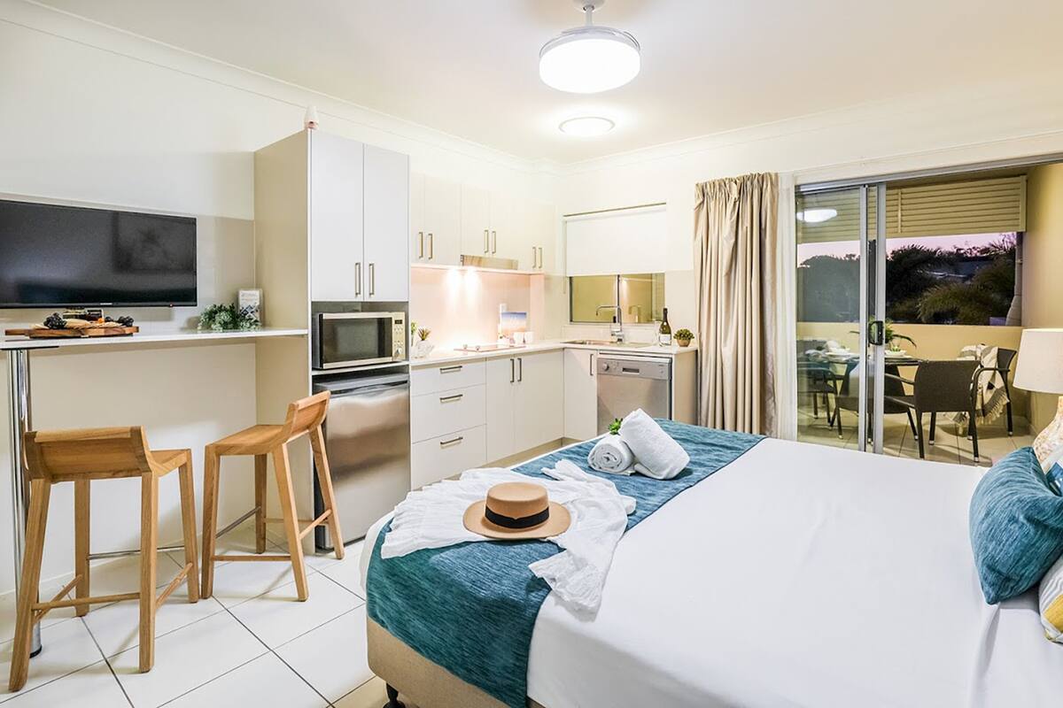 fridge, microwave, stovetop, dishwasher