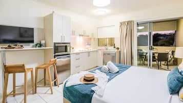 Fridge, microwave, stovetop, dishwasher