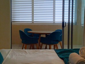 Een hotelkamer met een bed, een tafel en twee stoelen.