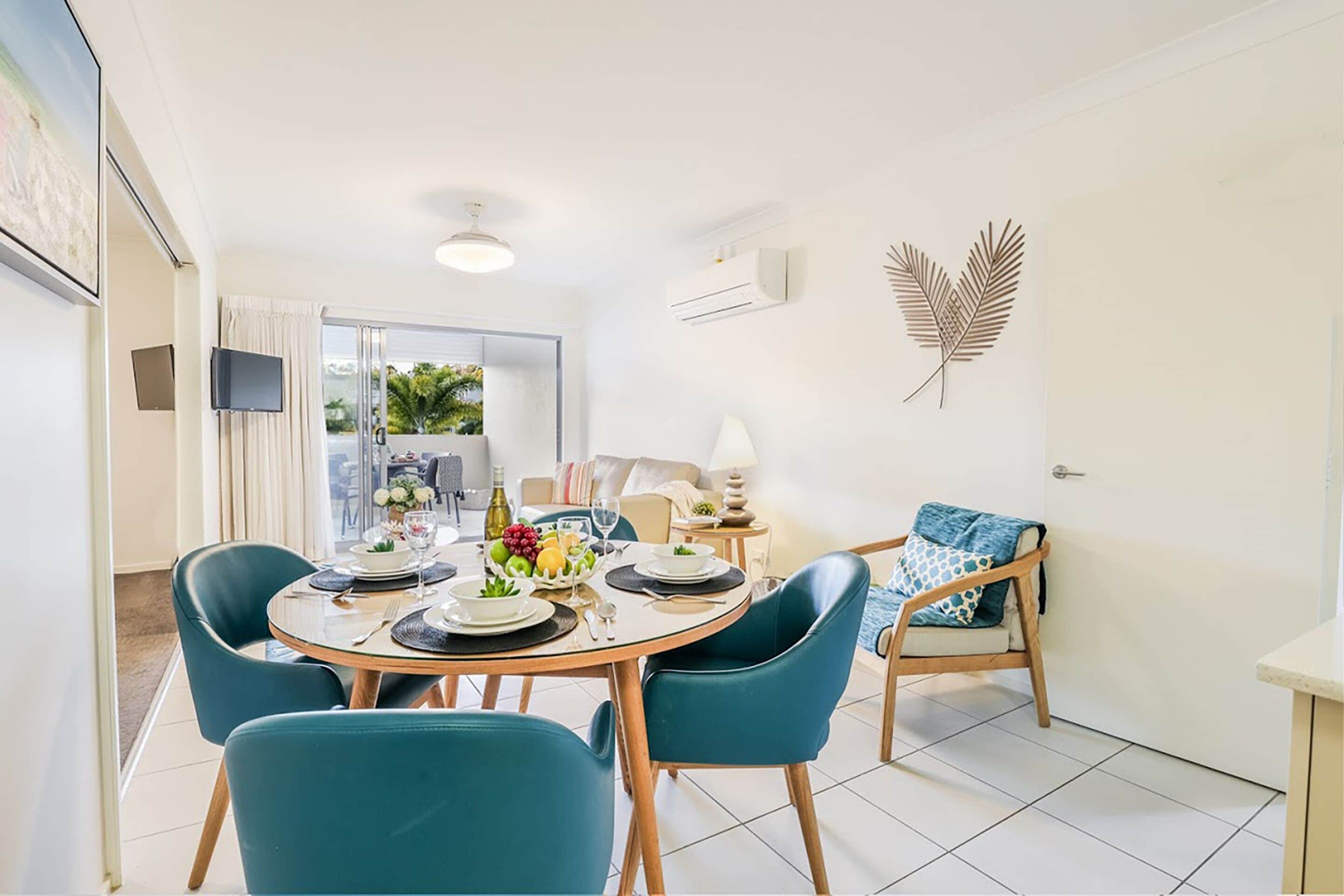 One Bedroom Pool View | 起居區 | 32-吋平面電視、有線頻道、電視、iPod 底座