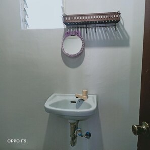 Regadera, amenidades de baño gratuitas, toallas 