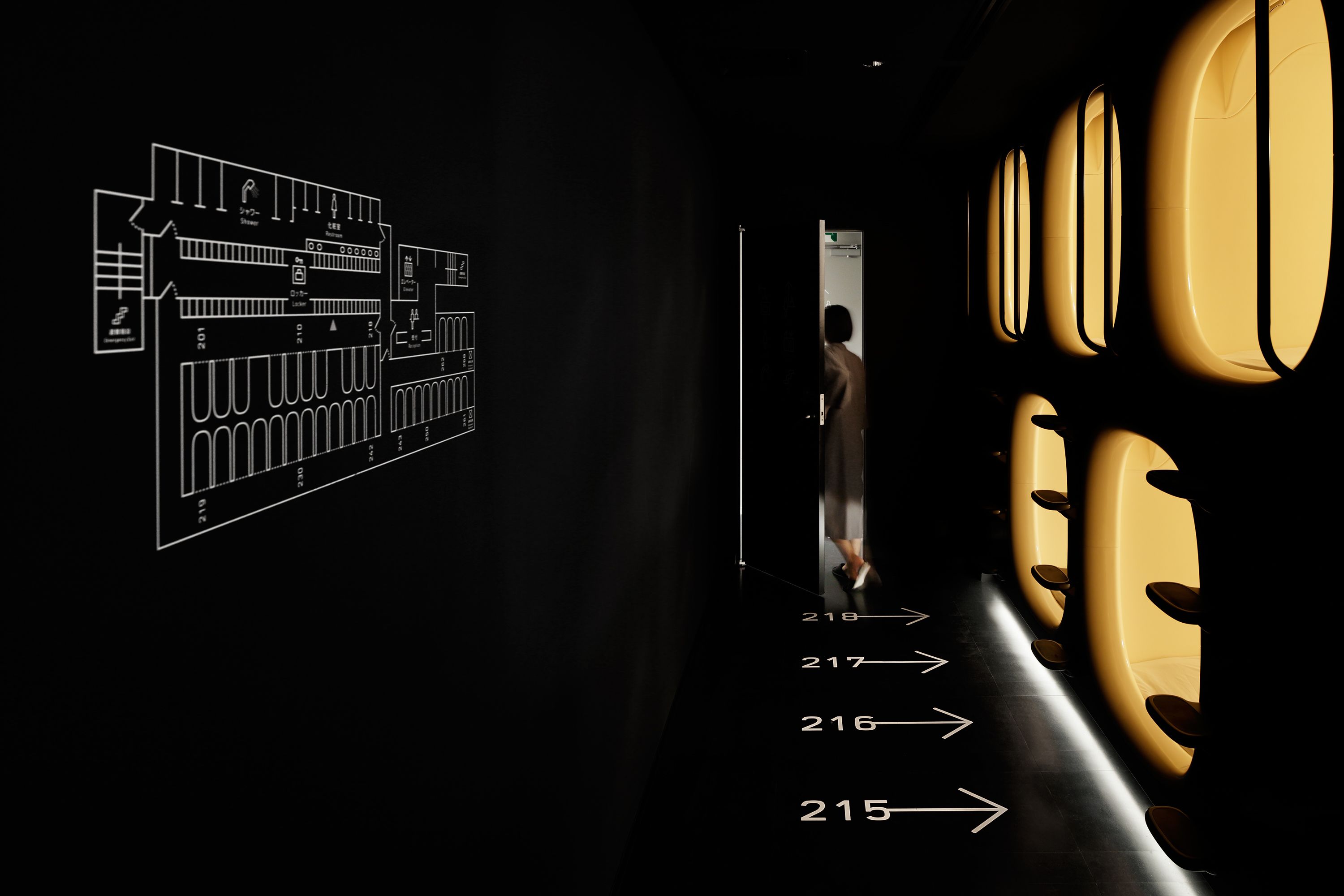 Schema della planimetria di un albergo con camere numerate e una persona in una porta.
