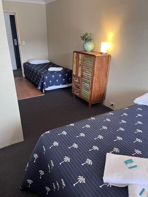 룸 (1 Double & 3 Single Beds) | 고급 침구, 다리미/다리미판, 무료 WiFi, 침대 시트