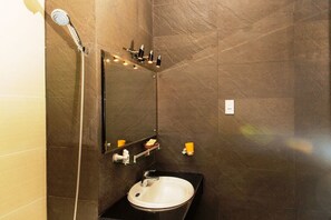 Dusche, kostenlose Toilettenartikel, Haartrockner, Hausschuhe