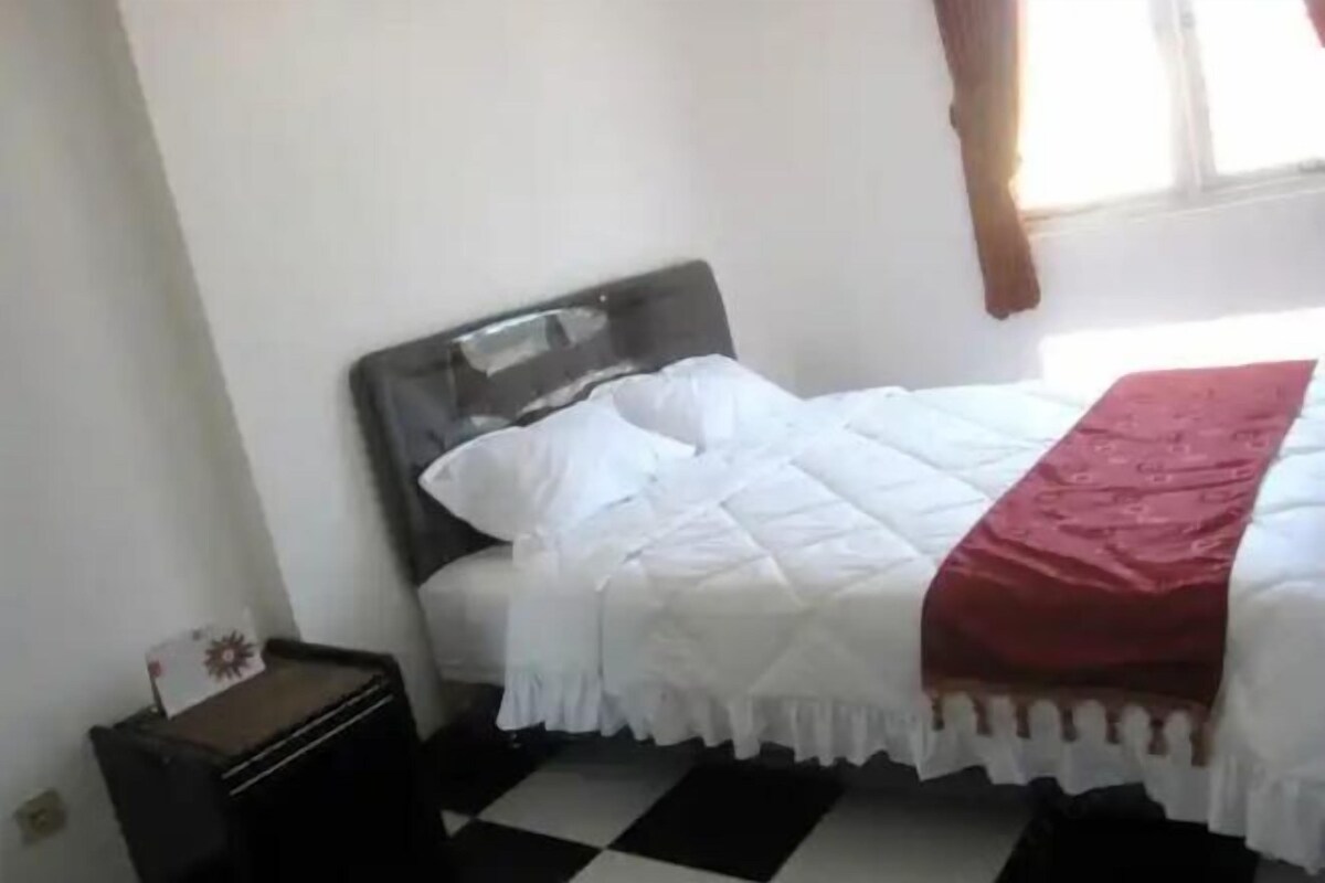 Desk, rollaway beds (surcharge), WiFi (free)