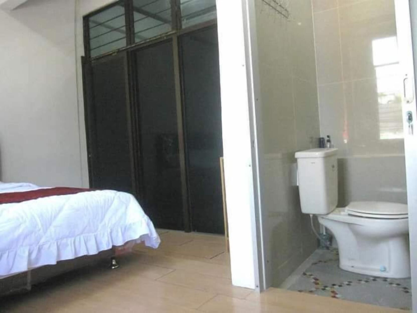 Desk, rollaway beds, free WiFi