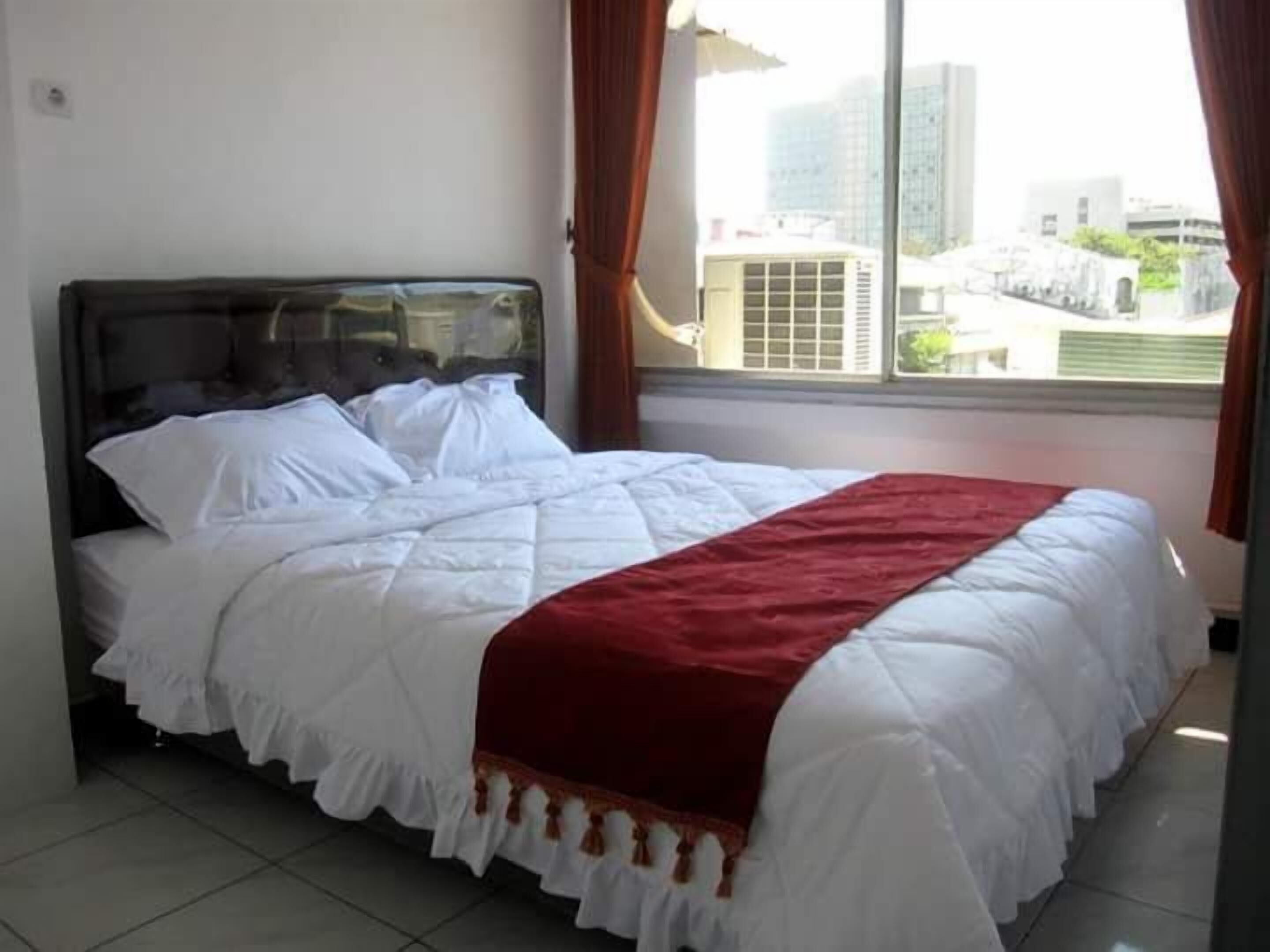 Desk, rollaway beds, free WiFi