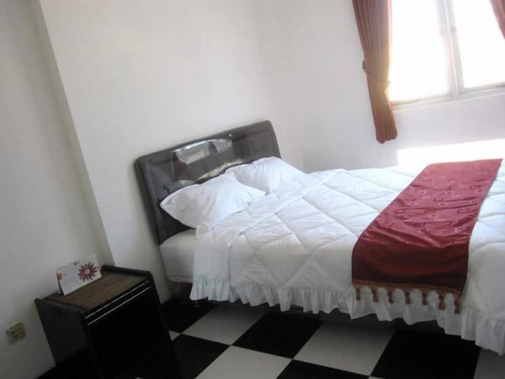 Desk, rollaway beds, free WiFi