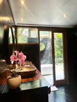 Artículos de tocador gratuitos, secador de pelo, toallas, jabón