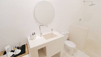 Een moderne badkamer met een wit wastafelmeubel, spiegel en toilet.