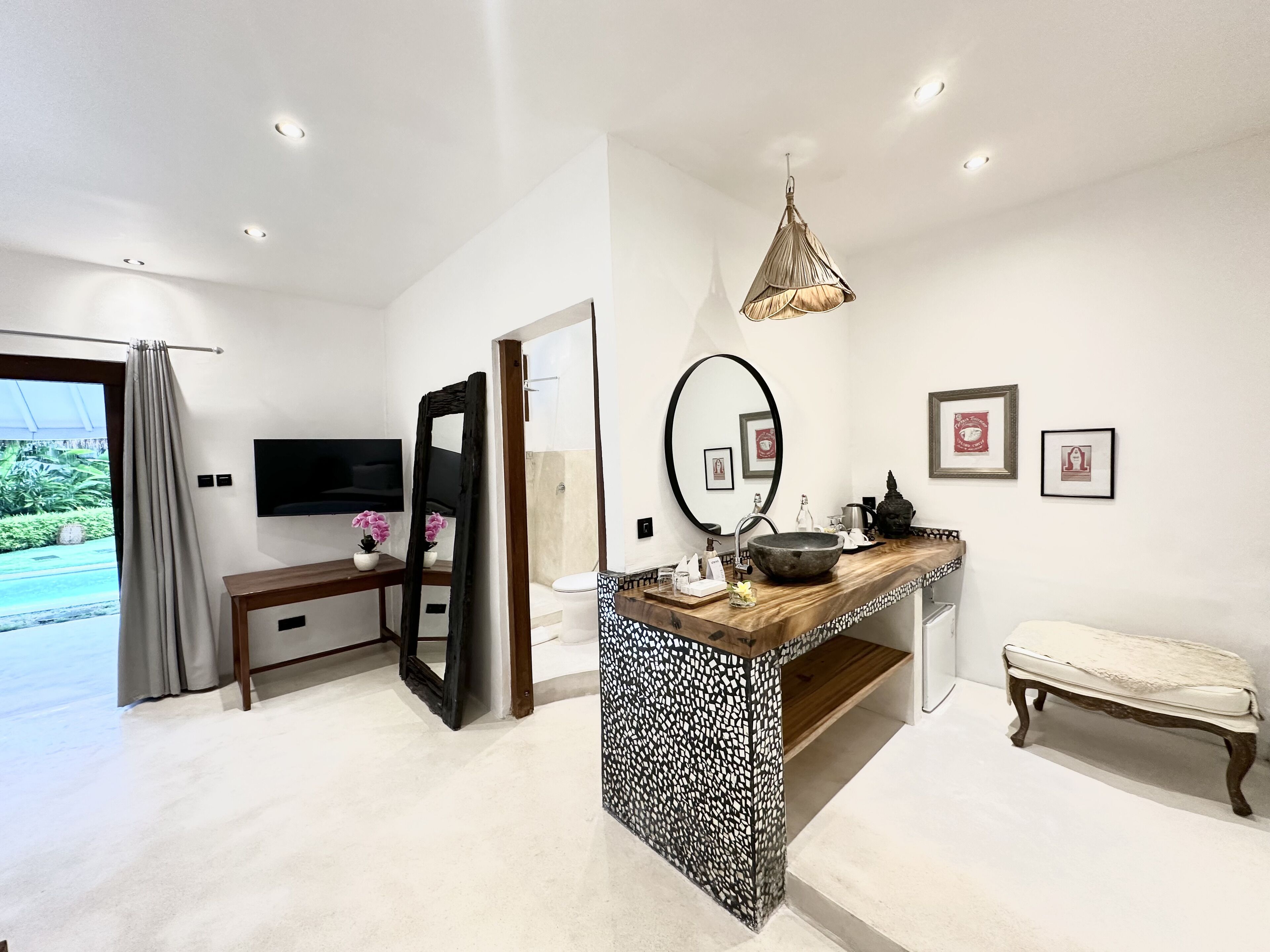 deluxe room | 1 bedroom, minibar, in-room safe, blackout curtains