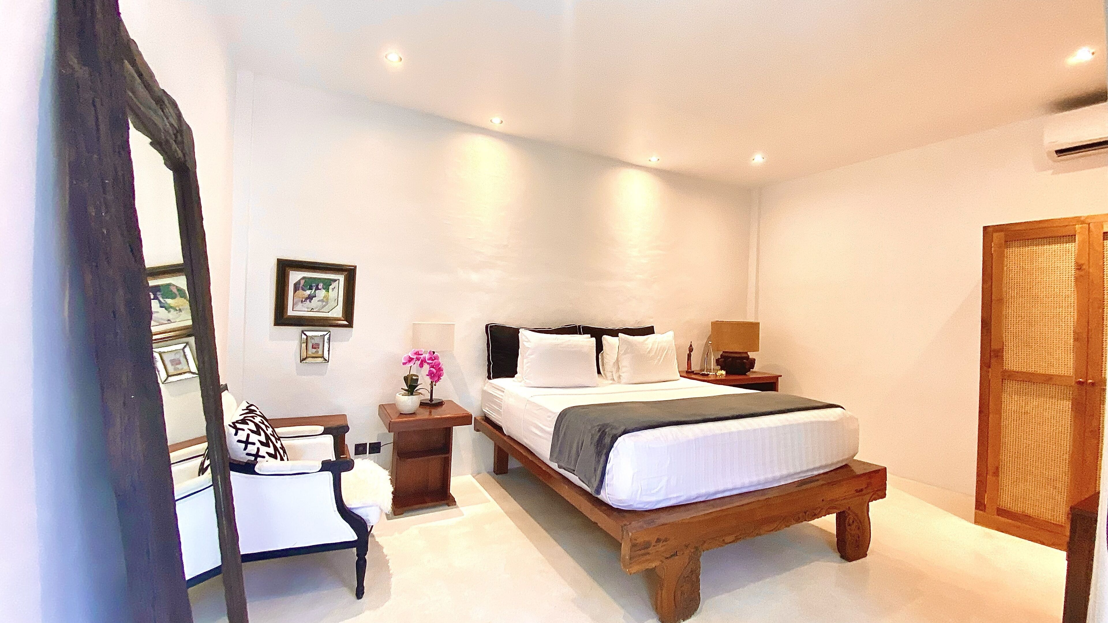 deluxe room | 1 bedroom, minibar, in-room safe, blackout curtains