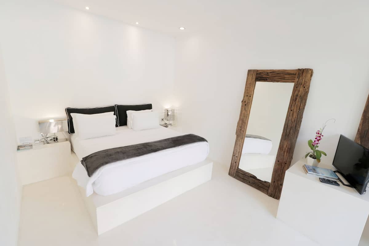 Minibar, in-room safe, blackout drapes, free cribs/infant beds