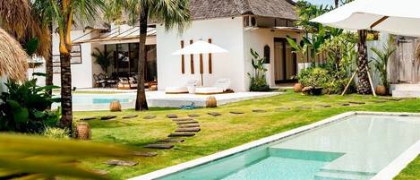 3 piscines extérieures, chaises longues