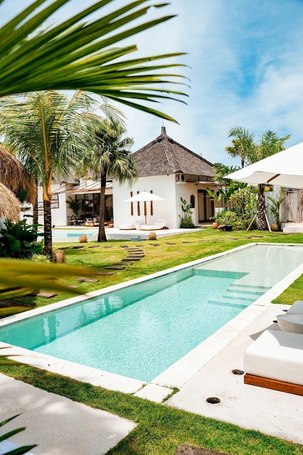 3 室外游泳池，日光浴躺椅