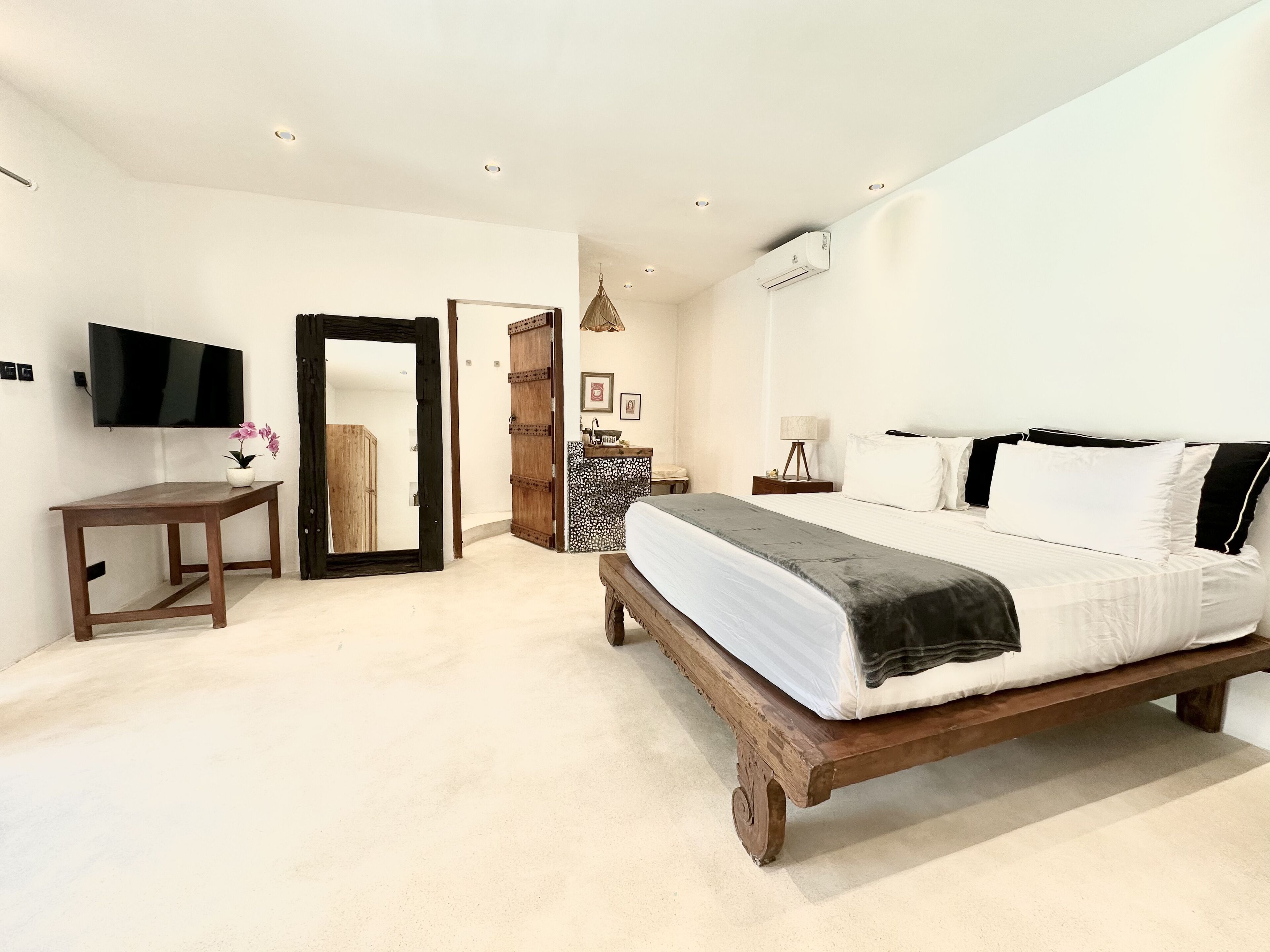 deluxe room | 1 bedroom, minibar, in-room safe, blackout curtains