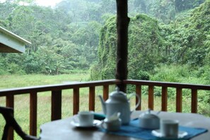 Outdoor dining - Sinharaja Forest Edge (Deniyaya)