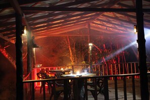 Outdoor dining - Sinharaja Forest Edge (Deniyaya)