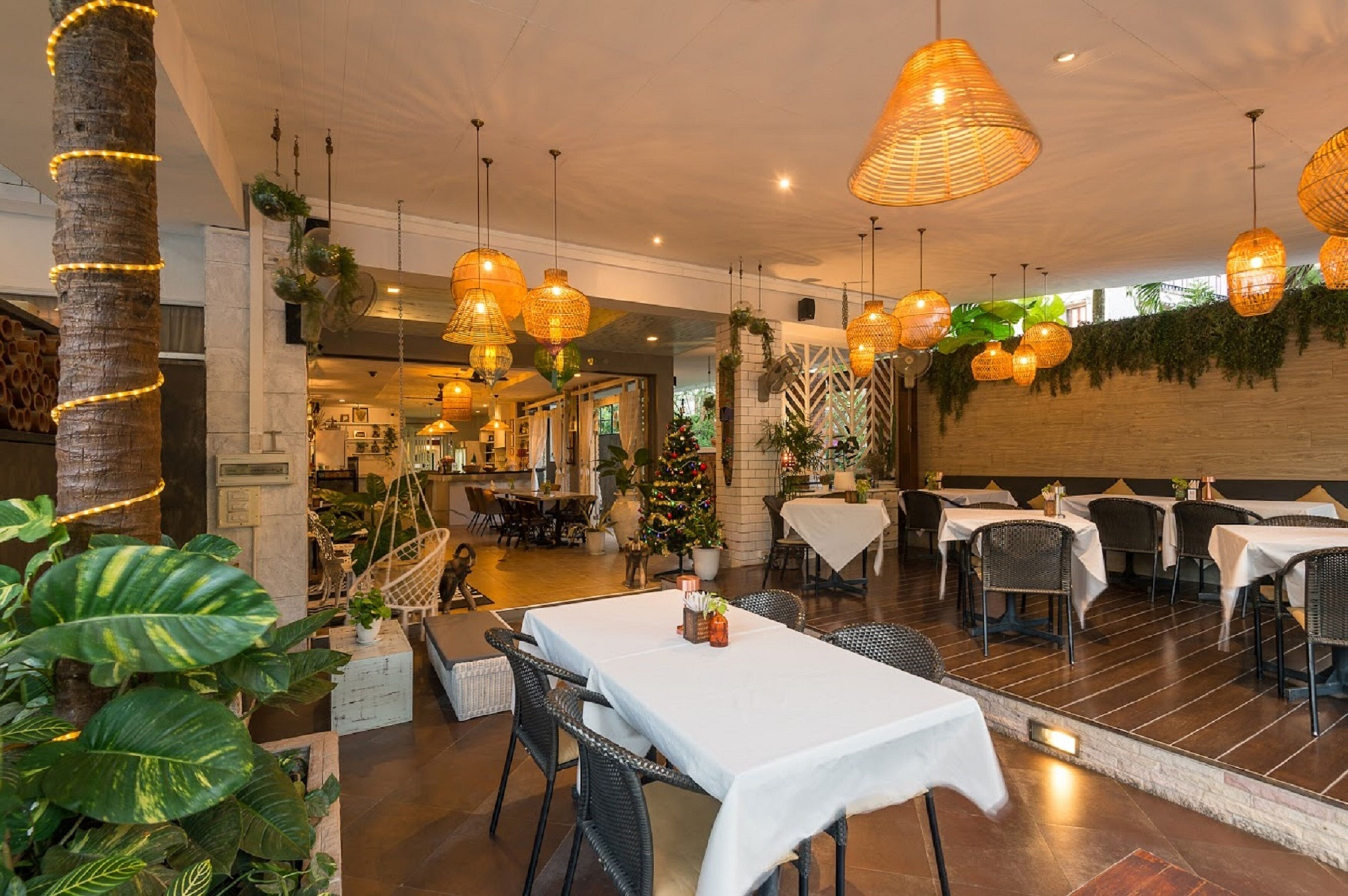 breakfast, lunch, dinner served; international cuisine, sea views