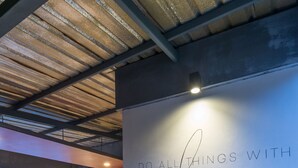Een modern interieur met een muur waarop staat 