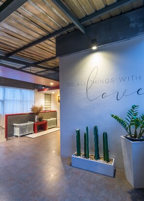 ฝ่ายต้อนรับ