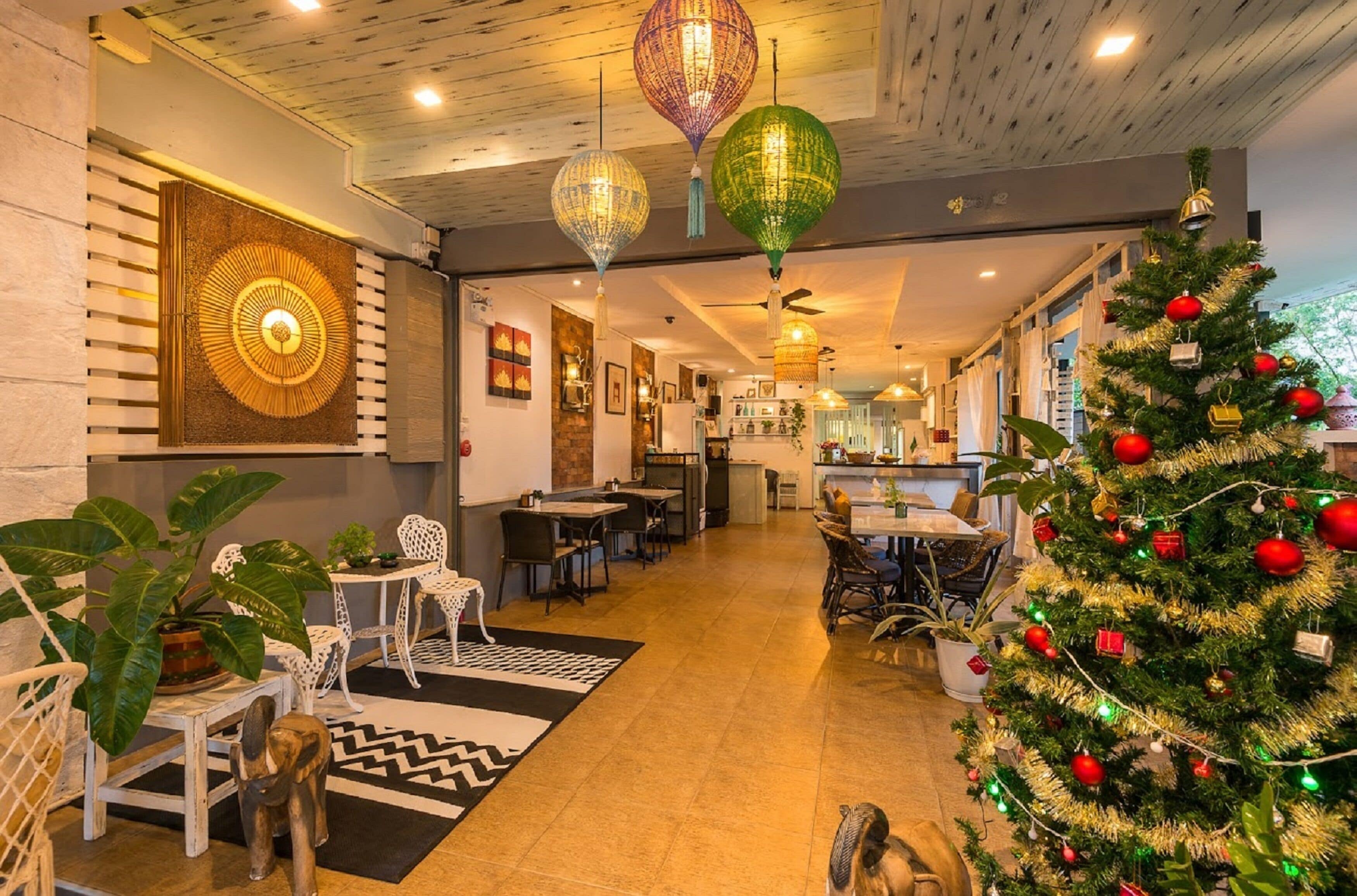 breakfast, lunch, dinner served; international cuisine, sea views