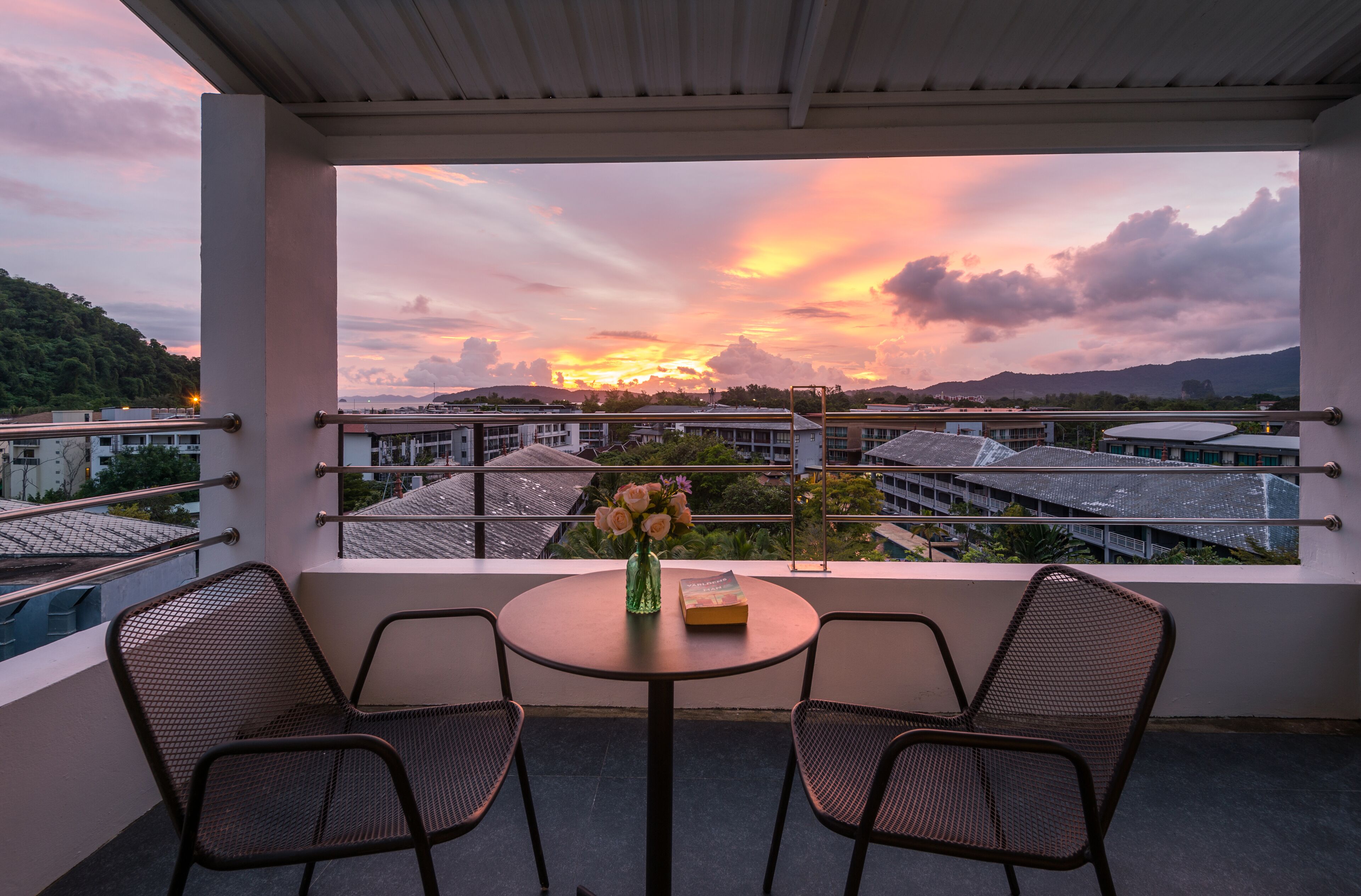 deluxe room | 1 bedroom, free minibar, in-room safe, desk