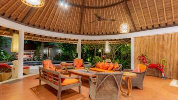 Luxe villa, meerdere slaapkamers, uitzicht op zwembad, aan het zwembad | Woonruimte | Een 42-inch flatscreentelevisie met digitale zenders en een televisie