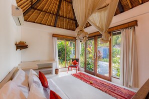 Vila superluxo, vários quartos, vista para a piscina, ao lado da piscina | 1 quarto, roupas de cama premium, camas com colchões pillow-top