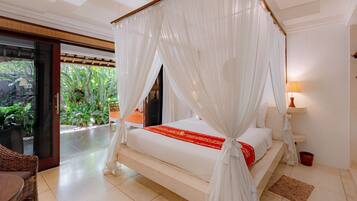 Luxe villa, meerdere slaapkamers, uitzicht op zwembad, aan het zwembad | 1 slaapkamer, luxe beddengoed, pillowtop-bedden, een minibar