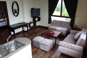 Habitación familiar con 1 cama matrimonial o 2 individuales, 2 habitaciones | Área de sala de estar | Televisión de pantalla plana y juguetes 