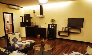 Habitación de lujo con 1 cama matrimonial o 2 individuales, 1 cama King size, cocineta | Caja de seguridad en la habitación, escritorio y wifi gratis 