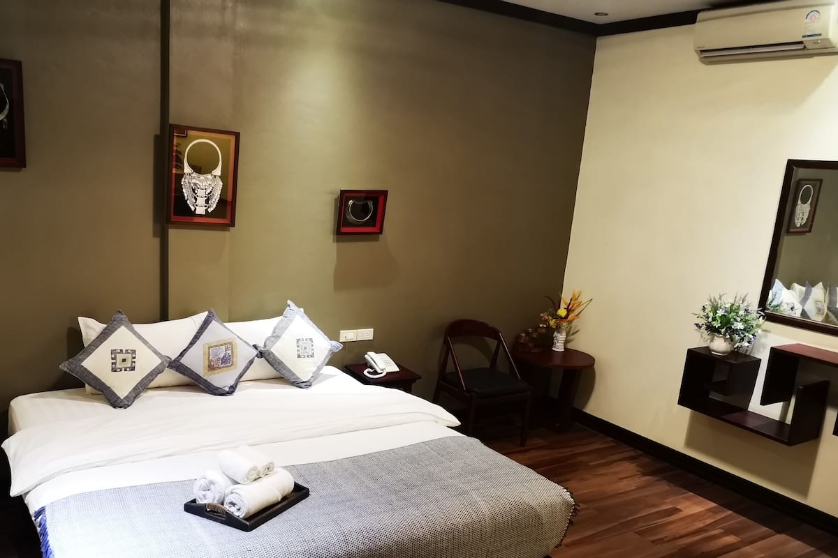 Camera Luxury con letto matrimoniale o 2 letti singoli, 1 letto king, angolo cottura, vista città | Una cassaforte in camera, una scrivania, Wi-Fi gratuito