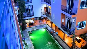 Ein mehrstöckiges Wohngebäude mit Pool-Bereich auf dem Dach.
