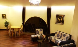 Luxury Double or Twin Room, 1 King Bed, Kitchenette, City View | In-room safe, desk, free WiFi - Phonethip Plaza Hotel (Vientiane)