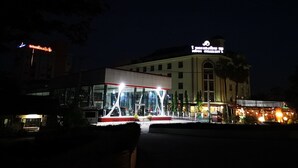 Ein modernes Gebäude mit einer markanten Glasfassade und einer großen, zentralen Struktur.