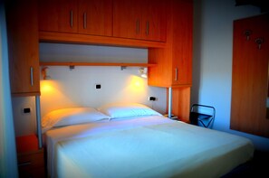 Caja de seguridad en la habitación, escritorio y ropa de cama 