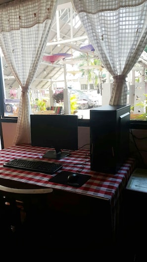 Un escritorio con un mantel a cuadros, un teclado y un ratón.