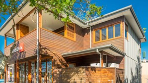Front of property - A PERFECT STAY - Quiksilver Apartments (Byron Bay)