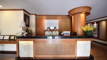 Lobby lounge