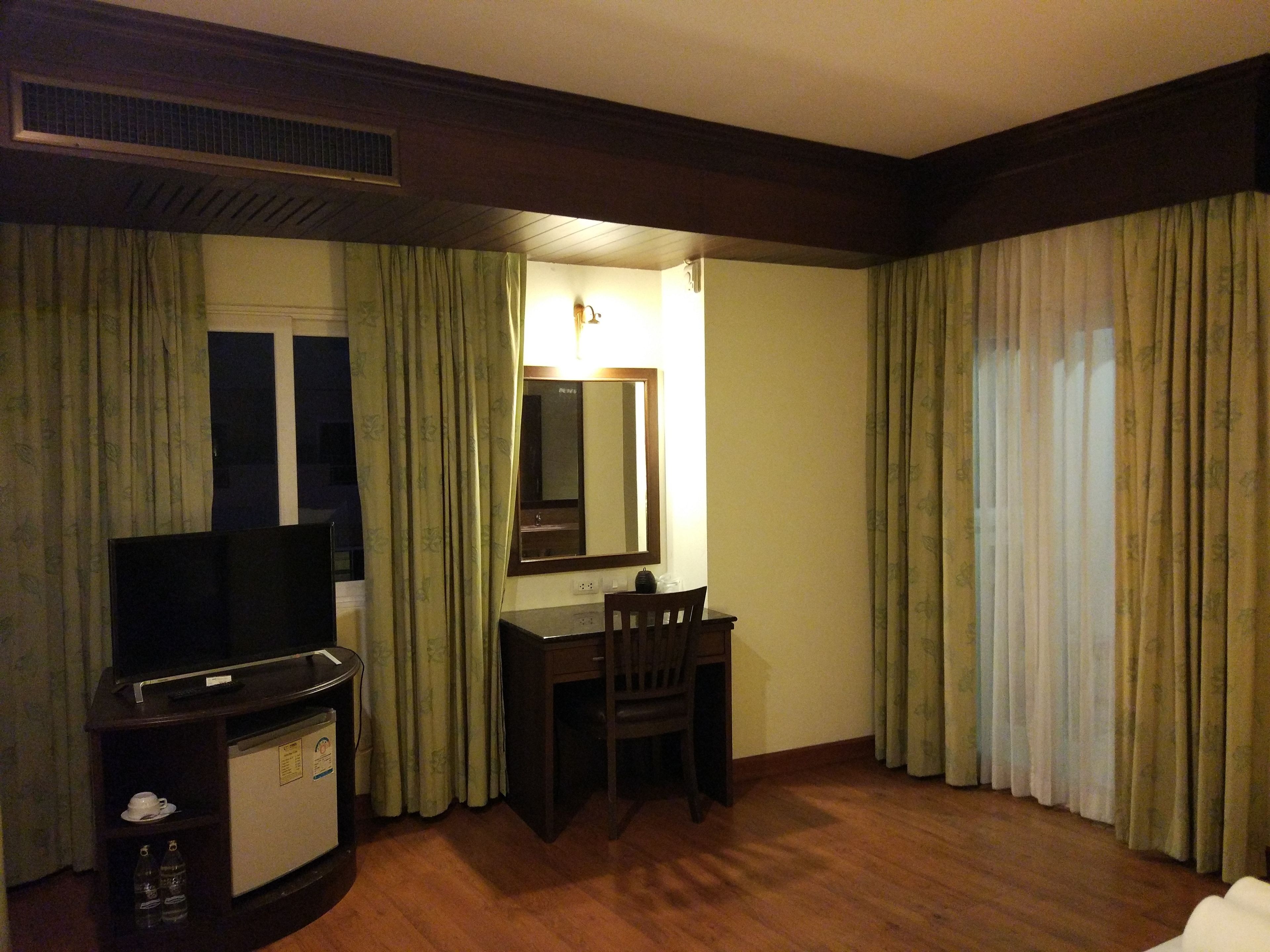 deluxe room | minibar, desk, blackout curtains, soundproofing