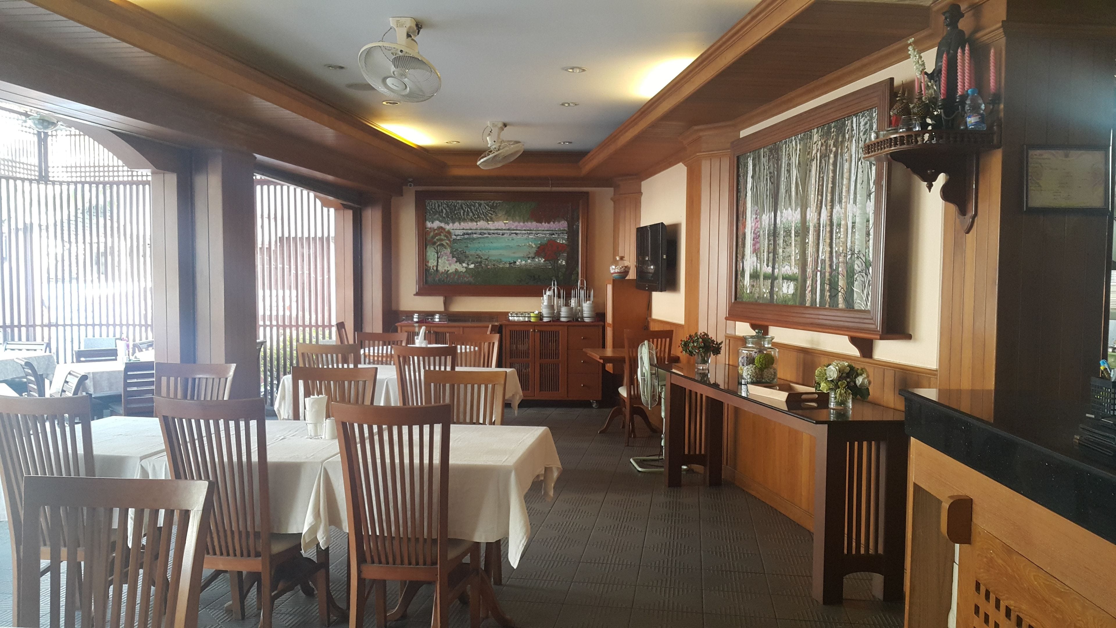 2 restaurants, breakfast, lunch served; local and international cuisine