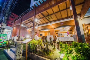 2 restaurants, breakfast, lunch served; local and international cuisine - FRESH INN HOTEL (Hua Hin)