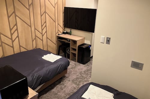 Escritorio, wifi gratis y ropa de cama